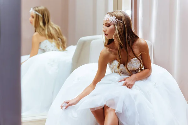 Atraente Jovem Noiva Está Sorrindo Escolher Vestido Noiva Salão Casamento — Fotografia de Stock