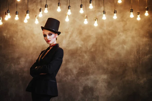Девушка Стильной Верхней Шляпе Черепным Макияжем Татуировкой Руке Хэллоуин — стоковое фото
