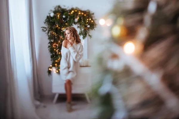Різдво Красива Усміхнена Жінка Дівчинка Над Ялинкою Запалює Фон Щасливий — стокове фото
