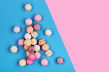 Pasta macaron veya pembe ve mavi arka plan., lezzet badem çerezler, pastel renkler, vintage kartı acıbadem kurabiyesi