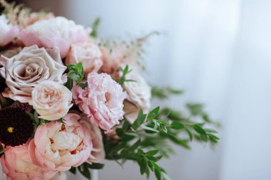 Gül çalılı düğün buketi, arka planda Ranunculus asiaticus