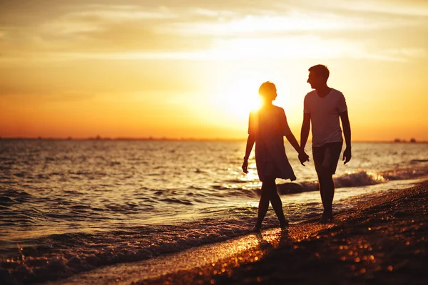 Jovem Casal Feliz Praia Nas Luzes Pôr Sol — Fotografia de Stock