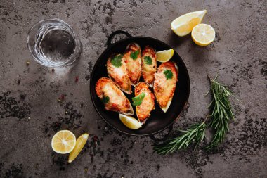 Yemek masası yükü. Çeşitli lezzetli ızgara ızgara et ve deniz ürünleri.