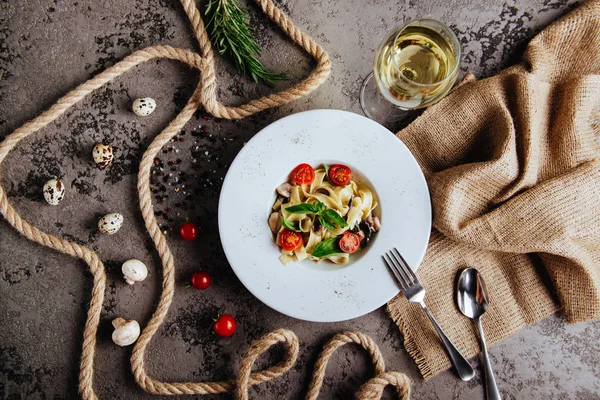 Italiensk Stil Pasta Middag Spaghetti Med Tomat Och Basilika Plattan — Stockfoto