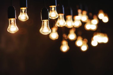 Karanlık doku üzerinde ampulleri. Koyu arka plan.