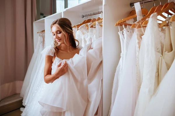 Visão Traseira Uma Jovem Mulher Vestido Noiva Olhando Para Vestidos — Fotografia de Stock