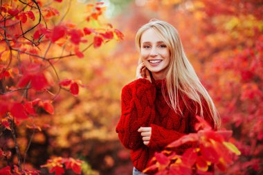 Güzel gülümseyen womannear kırmızı, açık havada, portre portre bırakır