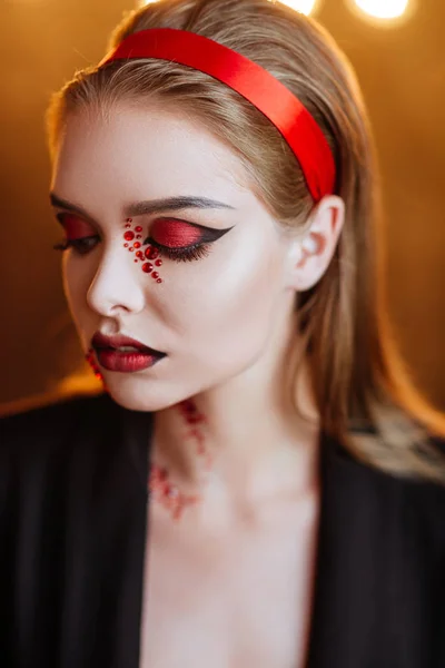 Piękny Portret Halloween Wampir Kobieta Tajemnicza Dziewczyna Model Halloween Makijaż — Zdjęcie stockowe
