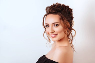 Güzellik moda uzun siyah kıvırcık saçlı Genç güzel esmer kız portresi.