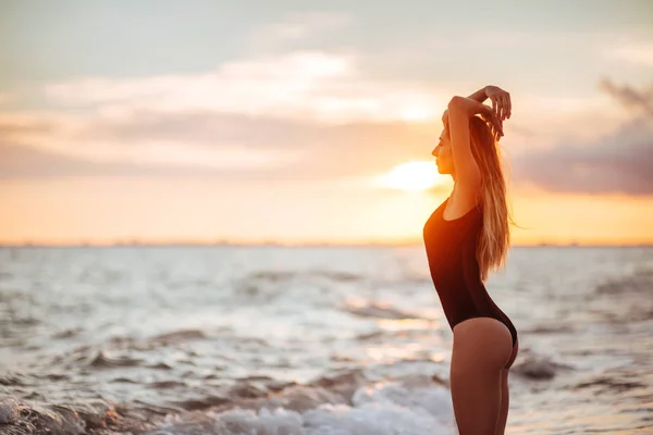 Mulher Despreocupada Dançando Pôr Sol Praia Vitalidade Férias Conceito Vida — Fotografia de Stock