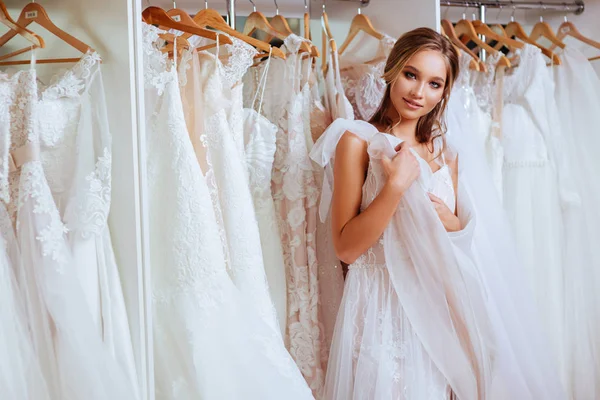 Fêmea Tentando Vestido Noiva Uma Loja — Fotografia de Stock