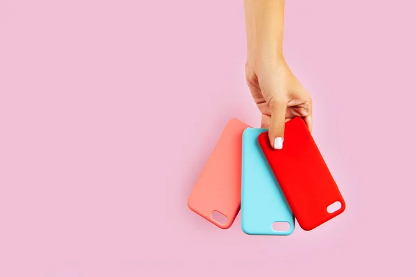 Manos Sosteniendo Coloridas Cajas Teléfonos Inteligentes Fondo Rosa — Foto de Stock