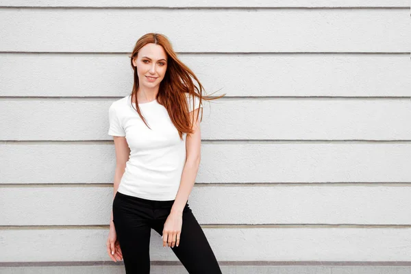 Ragazza Che Indossa Bianco Bianco Shirt Jeans Posa Contro Muro — Foto Stock