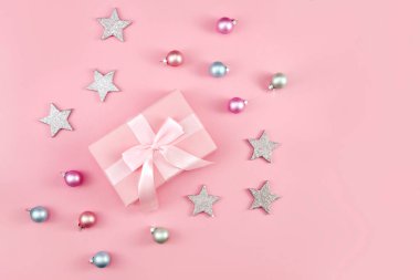 Hediye veya pembe tablo üstten görünüm mevcut kutusunda. Noel ve yeni yıl için düz yatıyordu kompozisyon.