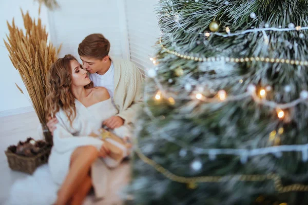 Щаслива Закохана Пара Святкує Різдвяні Свята Концепція Нового Року — стокове фото