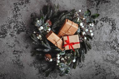 Noel süslemeleri ve kopya alanı ile gemide hediye kutuları arka plan