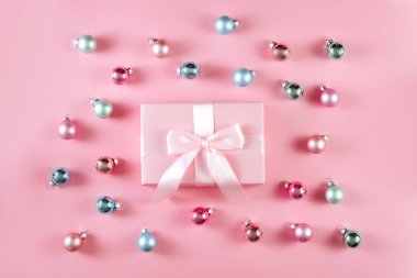 Hediye veya pembe tablo üstten görünüm mevcut kutusunda. Noel ve yeni yıl için düz yatıyordu kompozisyon.