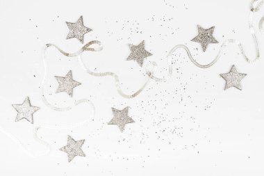 Noel kompozisyonu. Noel baloları, pembe ve gümüş süslemeler beyaz arka planda. Düz konum, üst görünüm, kopyalama alanı