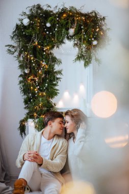 Mutlu aşk çift Noel tatilleri kutlama. Yeni yıl kavramı,
