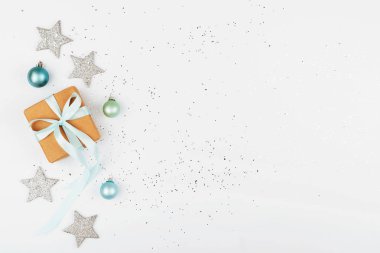 Beyaz arka plan üzerinde Noel hediyesi. Tatil tebrik kartı.