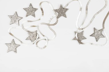 Noel kompozisyonu. Noel baloları, pembe ve gümüş süslemeler beyaz arka planda. Düz konum, üst görünüm, kopyalama alanı