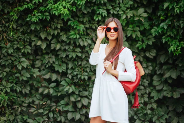 Close Image Happy Brunette Woman Sunglasses Red Bag Posing Sideways — Stock Photo, Image