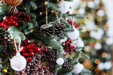 Bulanık, ışıl ışıl ve peri arkaplanda süslenmiş Noel ağacı