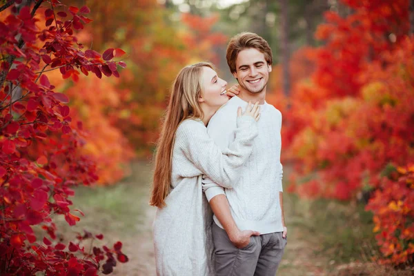 Casal Apaixonado Folhas Outono Floresta — Fotografia de Stock