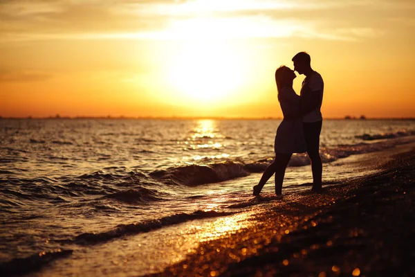 Młoda Para Szczęśliwy Nad Brzegiem Morza Światło Zachód Słońca — Zdjęcie stockowe