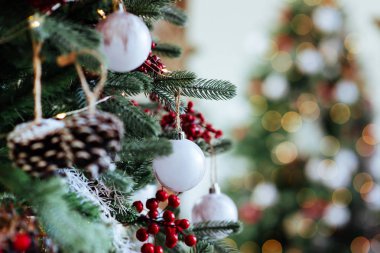 Bulanık, ışıl ışıl ve peri arkaplanda süslenmiş Noel ağacı