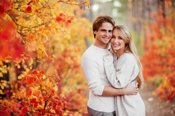 Casal Apaixonado Folhas Outono Floresta — Fotografia de Stock