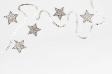 Noel kompozisyonu. Noel baloları, pembe ve gümüş süslemeler beyaz arka planda. Düz konum, üst görünüm, kopyalama alanı