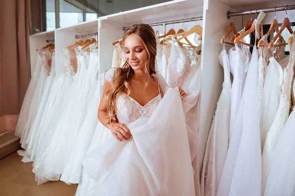 Bela Noiva Está Experimentando Vestido Noiva Elegante Salão Casamento Moderno — Fotografia de Stock