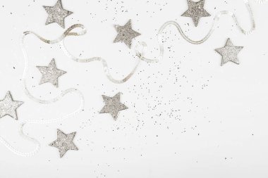 Noel kompozisyonu. Noel baloları, pembe ve gümüş süslemeler beyaz arka planda. Düz konum, üst görünüm, kopyalama alanı