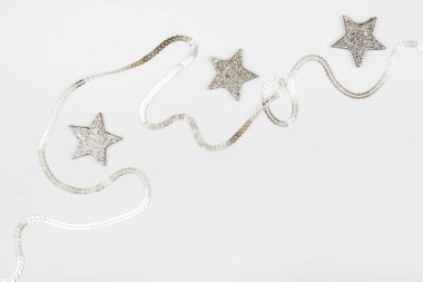 Noel kompozisyonu. Noel baloları, pembe ve gümüş süslemeler beyaz arka planda. Düz konum, üst görünüm, kopyalama alanı