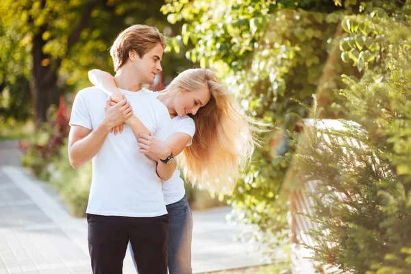 Casal Jovem Apaixonado Abraçando Rua Estilo Vida Foto — Fotografia de Stock