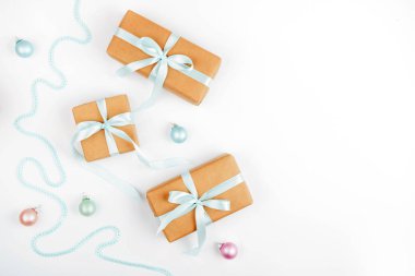 Beyaz arka plan üzerinde Noel hediyesi. Tatil tebrik kartı.