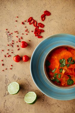 Tom Yam kung Baharatlı Tayland çorbası karides, deniz mahsulü, hindistan cevizi sütü ve biber biberi