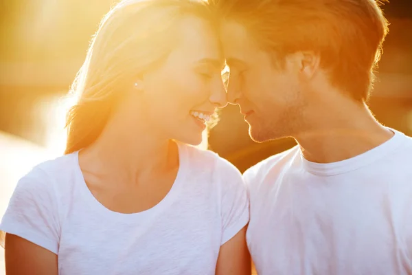 Verliebte Paare Genießen Momente Bei Sonnenuntergang Freien — Stockfoto