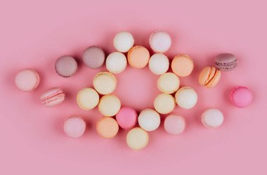 Macaroons pembe bir arka planda. Yakın ups. Metin için yer.