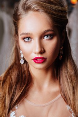 Çekici genç gelin modern düğün salonu gelinlik seçerken gülümsüyor