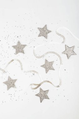 Noel kompozisyonu. Noel baloları, pembe ve gümüş süslemeler beyaz arka planda. Düz konum, üst görünüm, kopyalama alanı