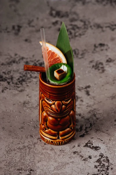 Tropischer Cocktail Serviert Einem Glas Tiki Stil Und Garniert Mit — Stockfoto
