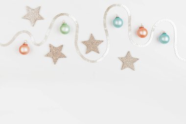 Noel kompozisyonu. Noel baloları, pembe ve gümüş süslemeler beyaz arka planda. Düz konum, üst görünüm, kopyalama alanı