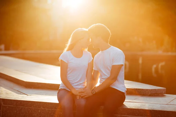 Casal Apaixonado Desfrutando Momentos Durante Pôr Sol Livre — Fotografia de Stock