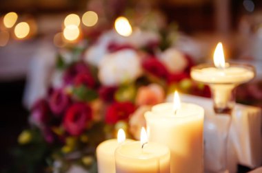 Akşam Yemeği masaya yanan mum bulanık resim