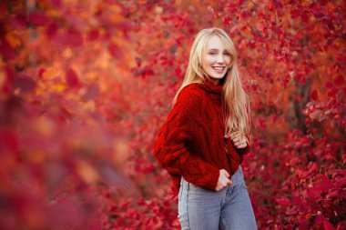 Güzel sarışın kadın - Renkli sonbahar portresi