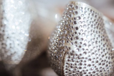 Gümüş ve beyaz bokeh ışıkları söndü. soyut arkaplan