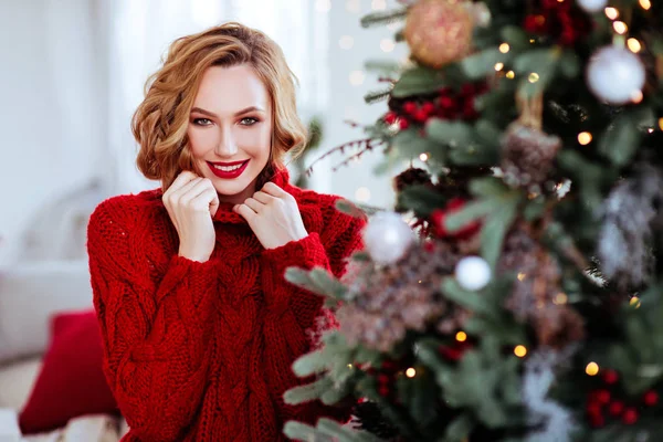 Święta Uroczystości Ludzi Pojęcie Uśmiecha Się Kobieta Czerwonym Swetrze Tle — Zdjęcie stockowe