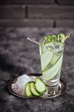 Buz küpleri ile içki ve dilimleri taş zemin üzerine kireç